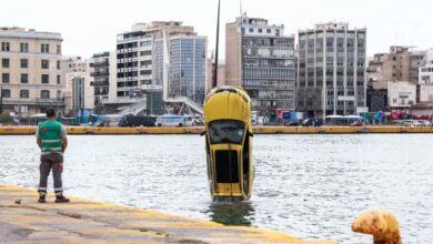 Επιχείρηση του Λιμενικού και δυτών στο σημείο όπου σημειώθηκε η τραγωδία στον Πειραιά με το ταξί